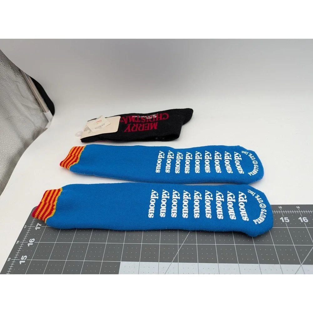 Peanuts Snoopy Socks‎ Lot Non Skid Merry Christmas